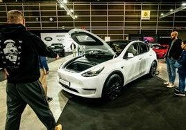 Clientes en la feria del automóvil de 2024.