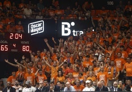 La grada de animación, durante el último partido en la Fonteta.