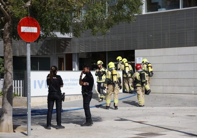 Policías y bomberos, en el exterior del IVI.