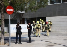 Policías y bomberos, en el exterior del IVI.