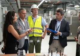 Mazón sostiene una celda de batería en su visita a Salzgitter.