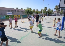 Juegos en una jornada de la escuela de verano.