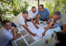 Reunión con los vecinos para informar de la instalación del alumbrado público.