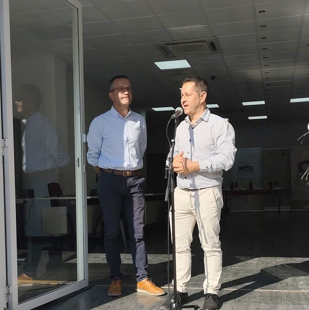 El presidente de la Mancomunitat y el alcalde de Canals en la inauguración de la oficina.