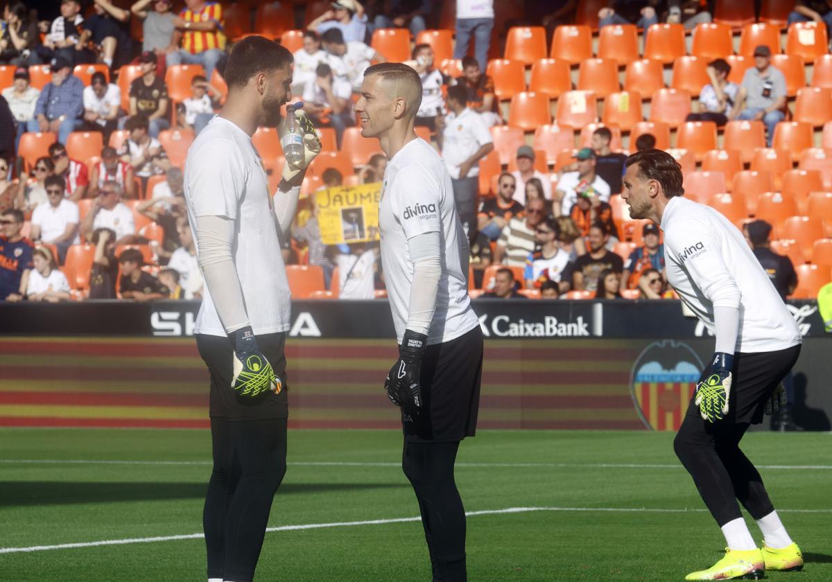 Cenk forcejea con Dovbyk, exjugador del Girona.