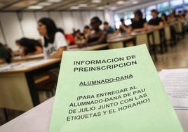 Información entregada al alumnado afectado por la dana, en la primera jornada de la selectividad de julio.