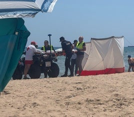 Los servicios de emergencias retiran el cuerpo sin vida del hombre ahogado en Gandia este martes.