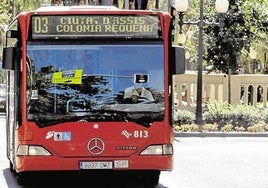 Un autobús circula por Alicante, en una imagen de archivo