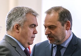 Santos Cerdán escucha a José Luis Ábalos.