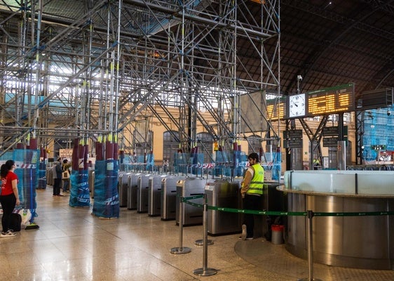 Viajeros miran el panel de horarios de trenes en la estación Valencia Nord.