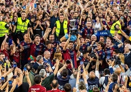 Iborra levanta la copa de campeones de Segunda.