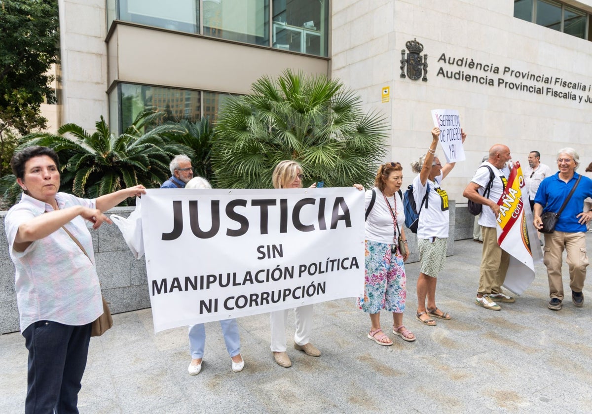 Concentración del pasado junio en la Ciudad de la Justicia.
