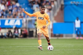 Mosquera, en un partido con el Valencia.