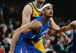 Neal Sako lucha por la posición de rebote durante un partido con Francia.