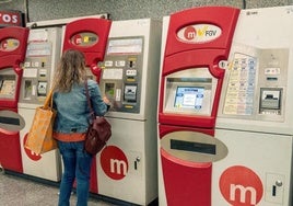 Una mujer recargando la tarjeta en una máquina de FGV.