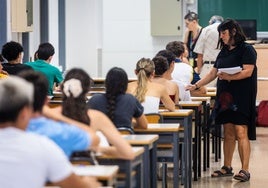 Alumnos durante el primer examen de la selectividad de julio.