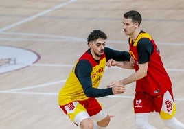 Puerto defiende a López-Arostegui durante un entrenamiento con España.