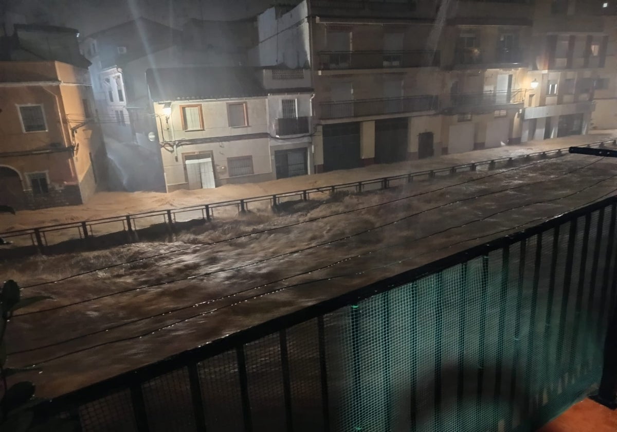 La calle Buñol de Chiva, en una imagen de las 19 horas del 29 de octubre.