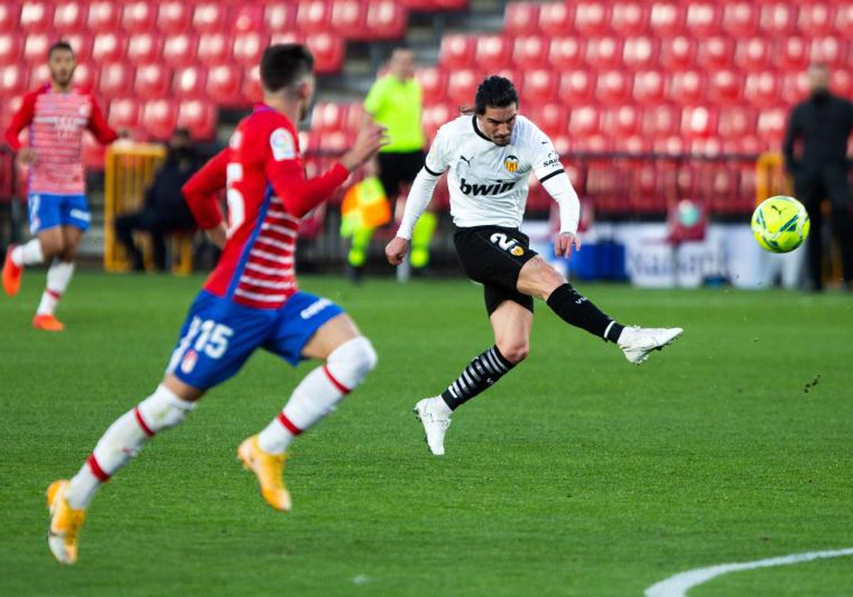 Jason Remeseiro disputando un partido con el Valencia CF.