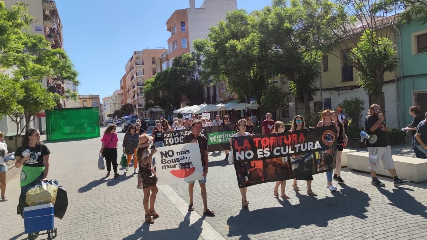 Una manifestación anterior de los colectivos en contra de los bous a la mar.