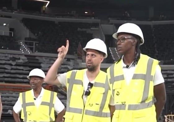 Muggsy Bogues, a la izquierda, y Sancho Lyttle, a la derecha, durante la visita.