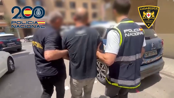 Uno de los detenidos por más de una veintena de robos utilizando ácido corrosivo en el bombín de la puerta.