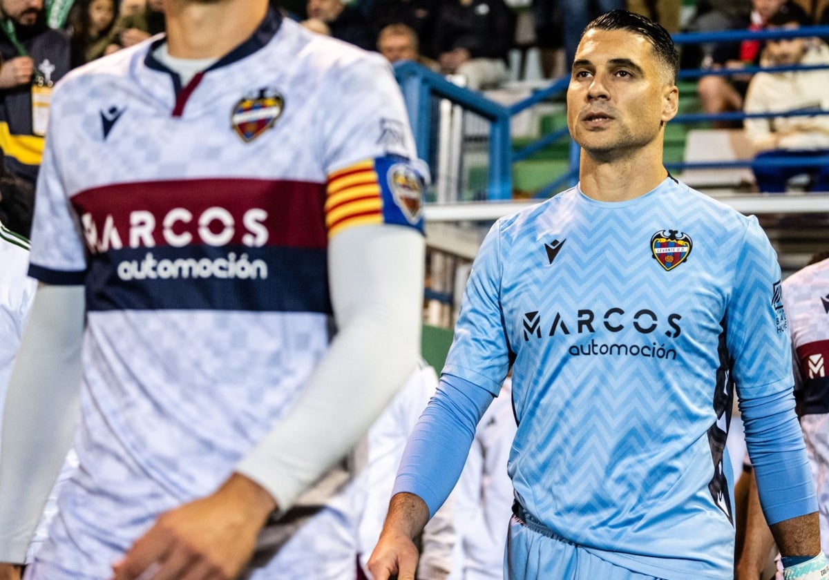 Anrdrés Fernández salta al campo en A Malata