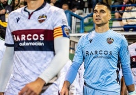 Anrdrés Fernández salta al campo en A Malata