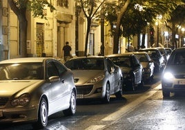 Coches aparcados en el carril bus, en imagen de archivo.