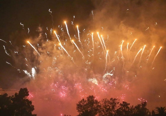Imagen de archivo de fuegos artificiales.