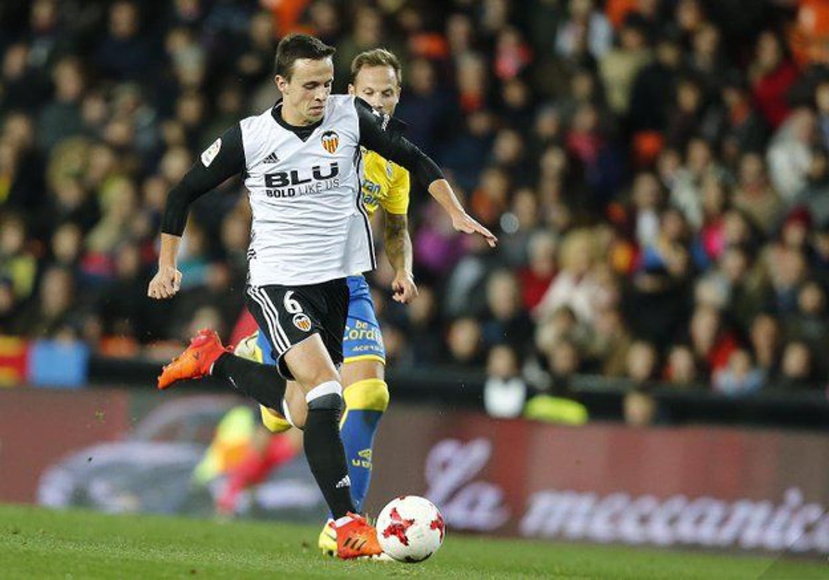 Maksimovic jugando un partido con el Valencia CF.