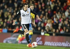 Maksimovic jugando un partido con el Valencia CF.