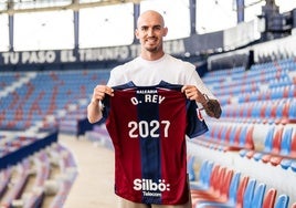Oriol Rey posa con la camiseta de la renovación.