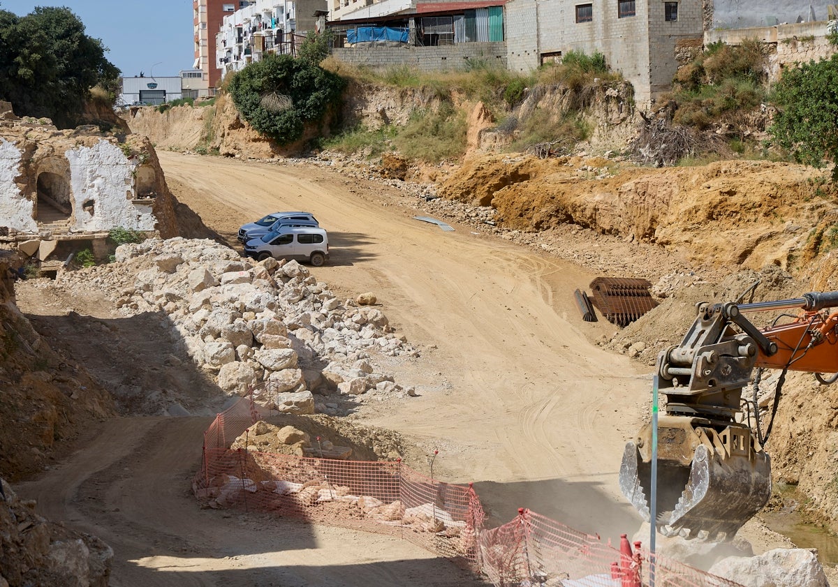 Imagen principal - La hornacina, en una imagen de esta semana, destrozada por las obras de ampliación del cauce.