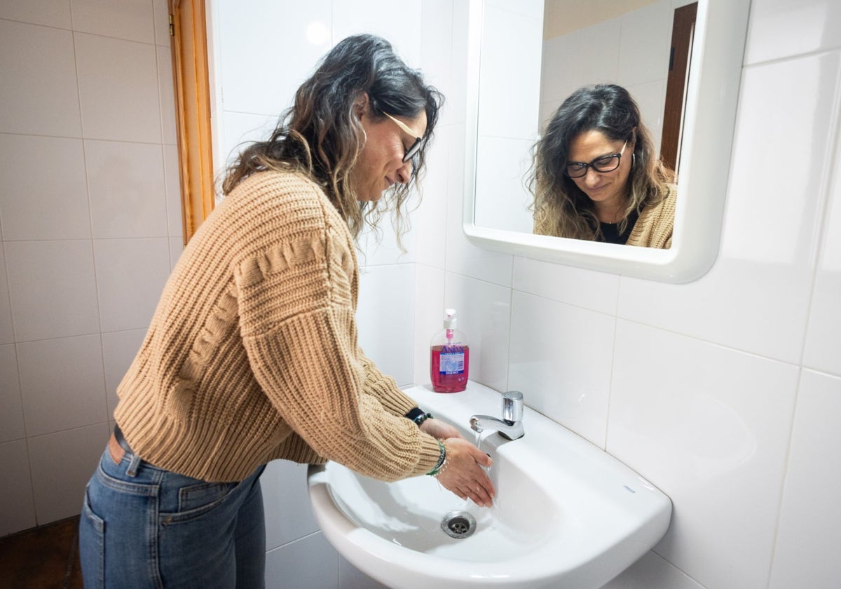Imagen de archivo de una mujer que utiliza el lavabo.