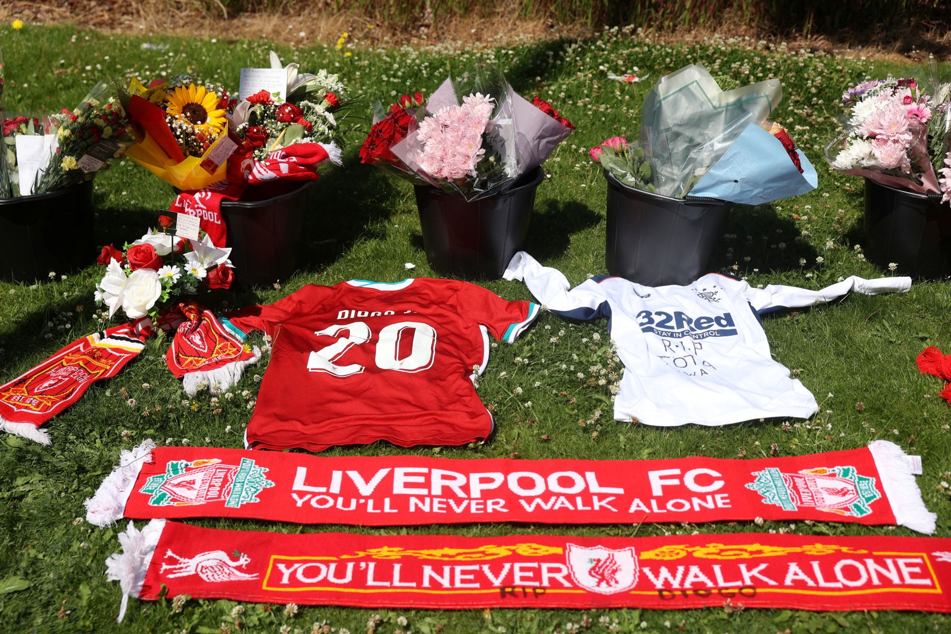 Conmoción en Liverpool: Flores y cartas por el fallecimiento de Diogo Jota
