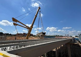 Colocación de las vigas el pasado mayo en el puente que se abre este viernes al tráfico.