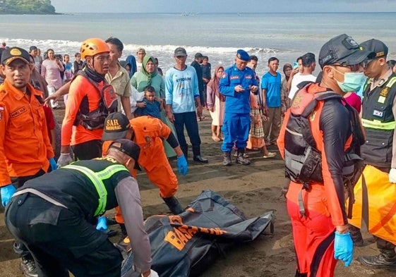 El equipo de rescate durante las labores de búsqueda.