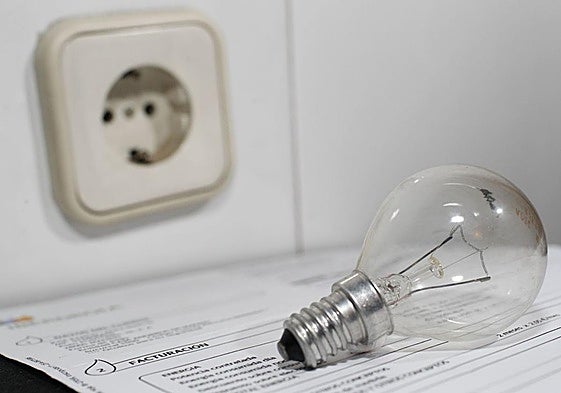 Bombilla sobre una factura de luz