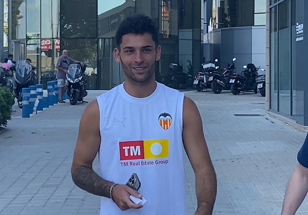 Hugo Duro llegando a las pruebas médicas.