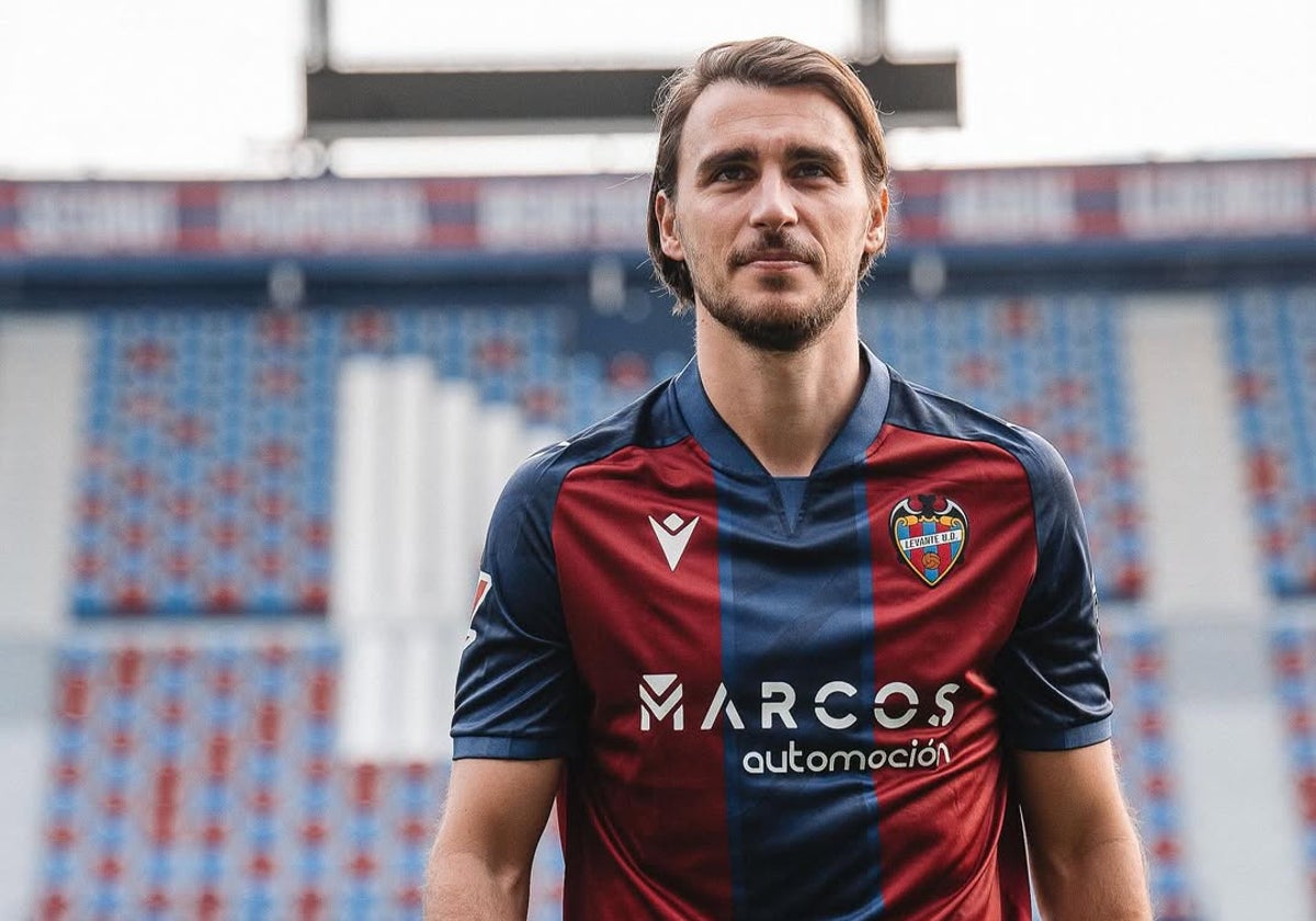 Ignasi Miquel posando tras su fichaje por el Levante en el mercado invernal.