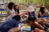 Niñas realizando actividades en un centro valenciano donde se hacen las colonias de verano.
