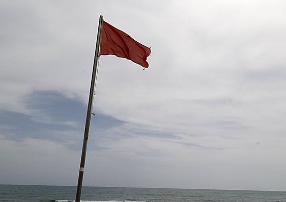 Los hosteleros de Daimús: «La gente se va a las playas de al lado, se están cancelando reservas»