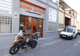 Naves de la Ciudad Fallera que ya no funcionan como taller de un artista fallero.