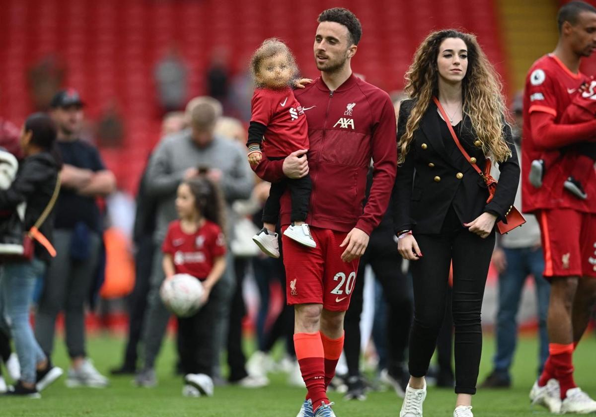 Diogo Jota, junto a su familia, en una celebración con el Liverpool.