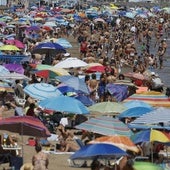 La playa de la Malvarrosa abarrotada estos días.