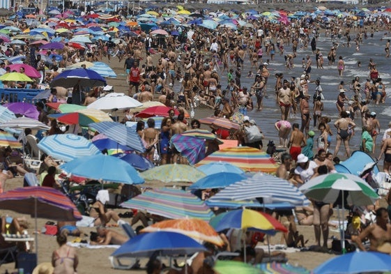 La playa de la Malvarrosa abarrotada estos días.