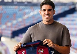 Víctor García, tras su firma como jugador granota.