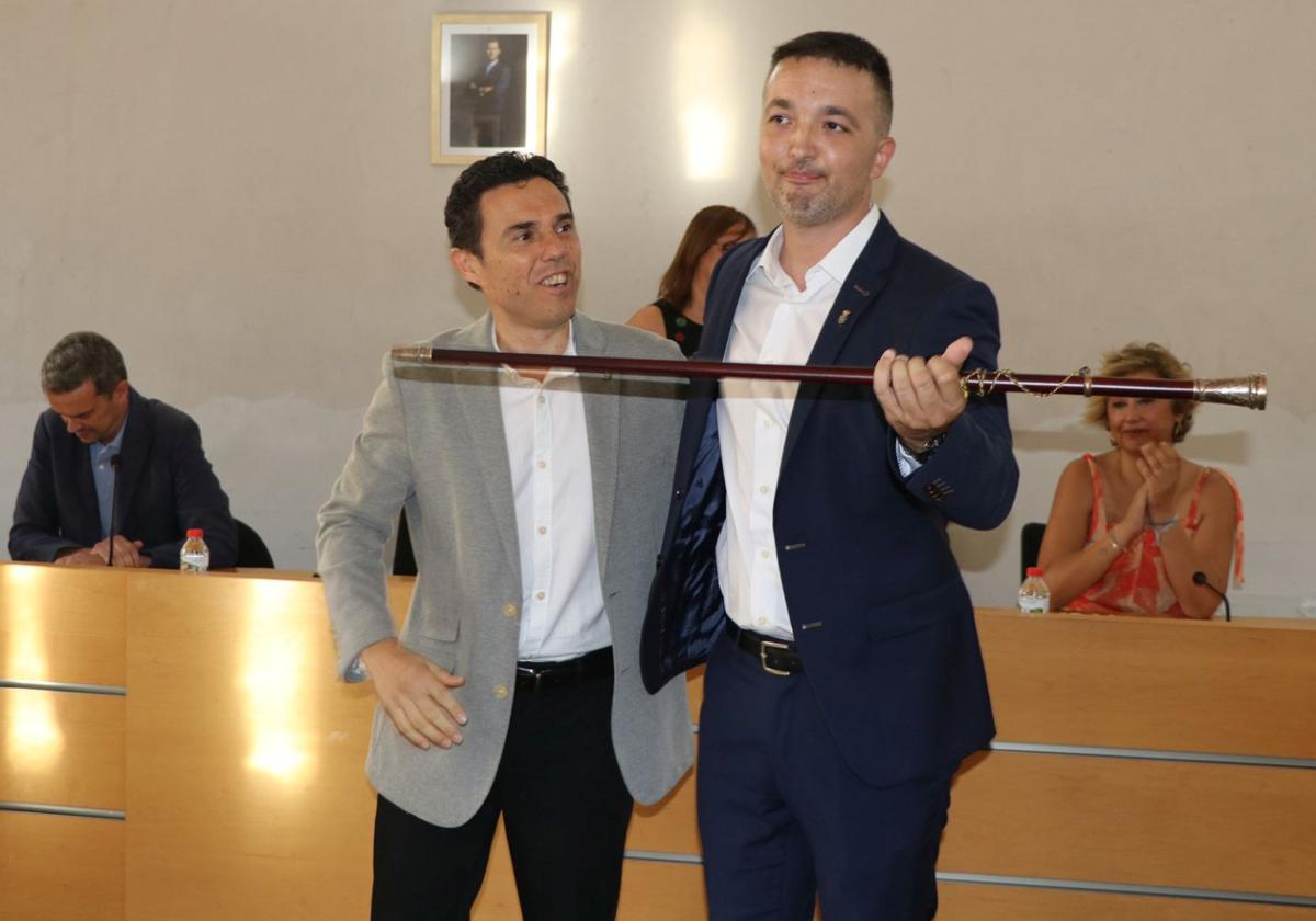 Alcalde saliente y entrante, en la toma de posesión.