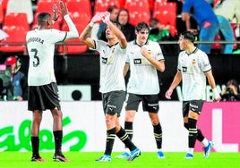 Mosquera y Hugo Duro se felicitan en presencia de Javi Guerra y Diego López.